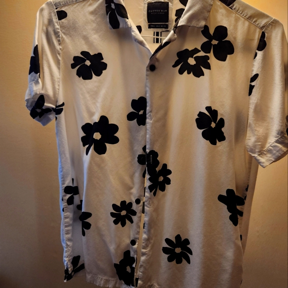 Light weight six button short sleeve shirt.